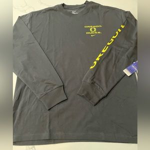 Oregon Ducks Men’s Nike Long Sleeve Shirt (Medium) Retails For $45